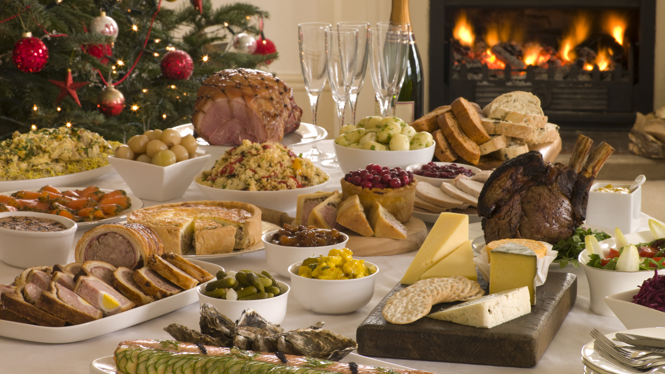 mesa posta com uma farta ceia de natal com tender, arroz festivo e sobremesas deliciosas